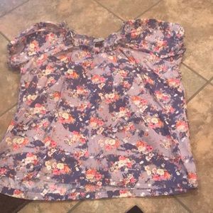 Short sleeve top. Cuffed arms. Tie in front.